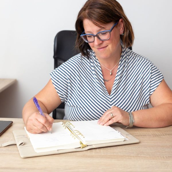 5 pogostih finančnih napak, ki podjetnicam kradejo mir — in kako jih odpraviti z nežnostjo, redom in Finančnim rokovnikom.